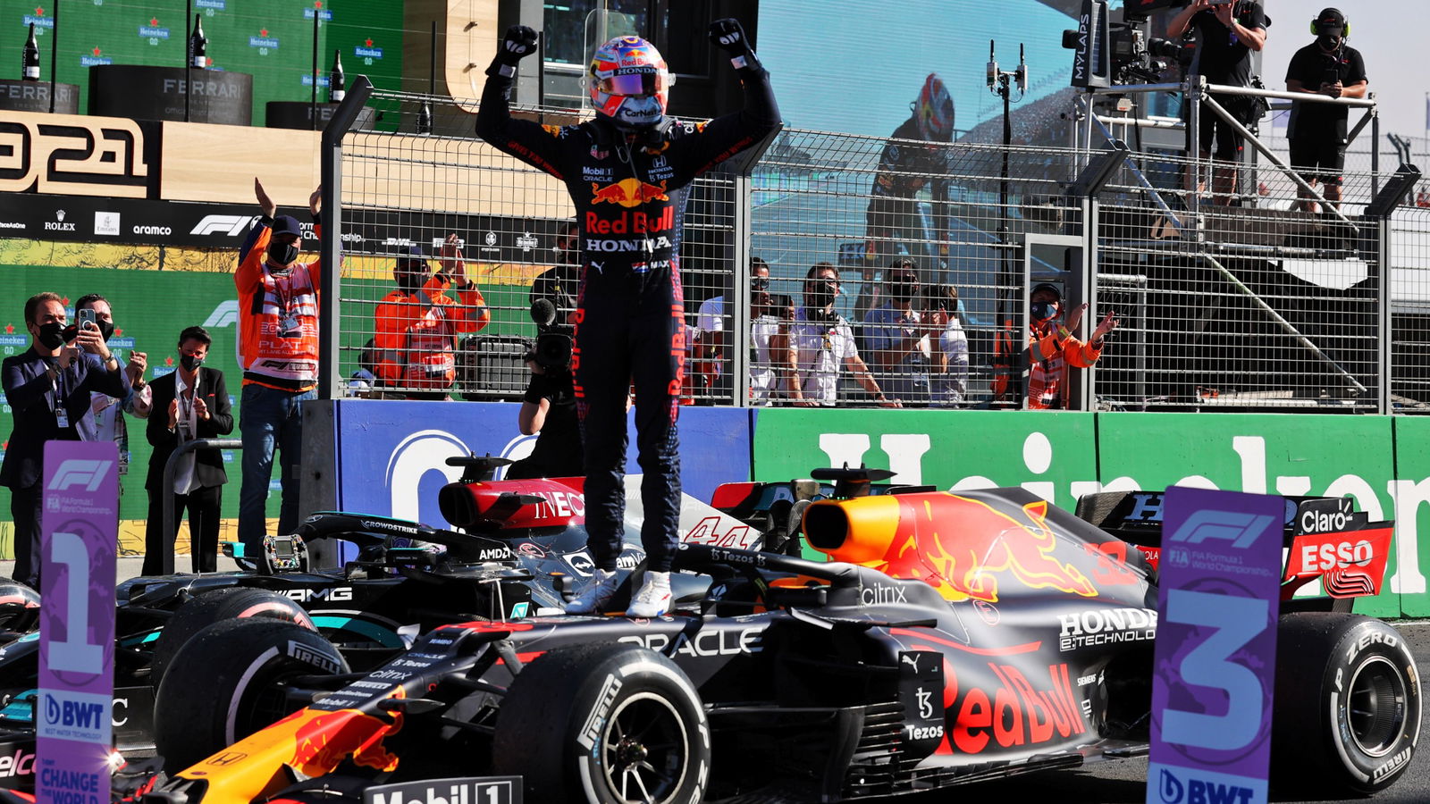 Ra Max Verstappen (NLD) Red Bull Racing RB16B celebrates in parc ferme.
