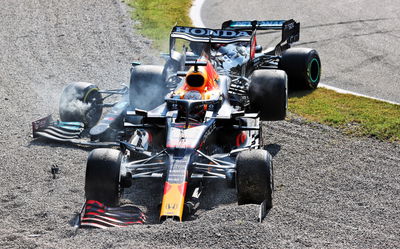 Max Verstappen (NLD) Red Bull Racing RB16B dan Lewis Hamilton (GBR) Mercedes AMG F1 W12 kecelakaan di chicane pertama.