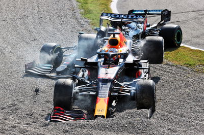 Max Verstappen (NLD) Red Bull Racing RB16B dan Lewis Hamilton (GBR) Mercedes AMG F1 W12 kecelakaan di chicane pertama.