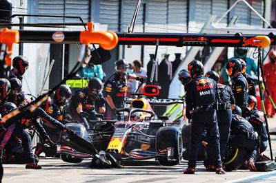 Max Verstappen (NLD) Red Bull Racing RB16B melakukan pit stop - tertunda karena masalah dengan roda depan kanan.