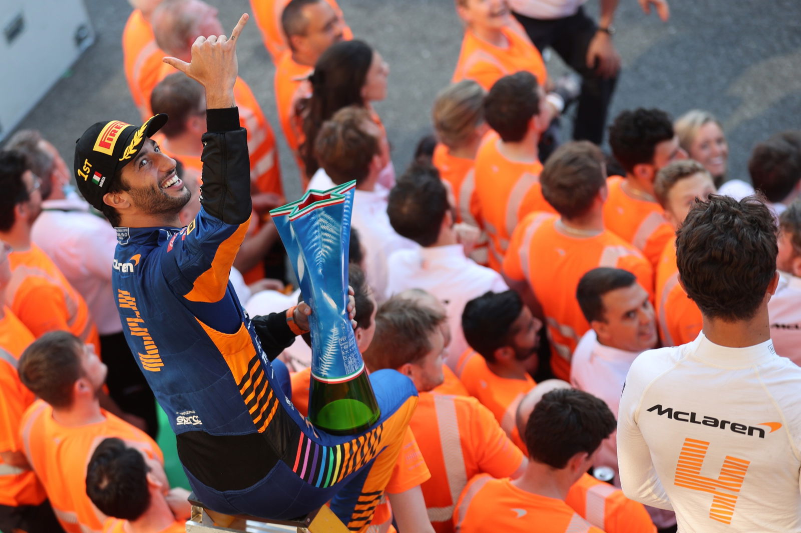 Juara 1 Daniel Ricciardo (AUS) McLaren MCL35M.