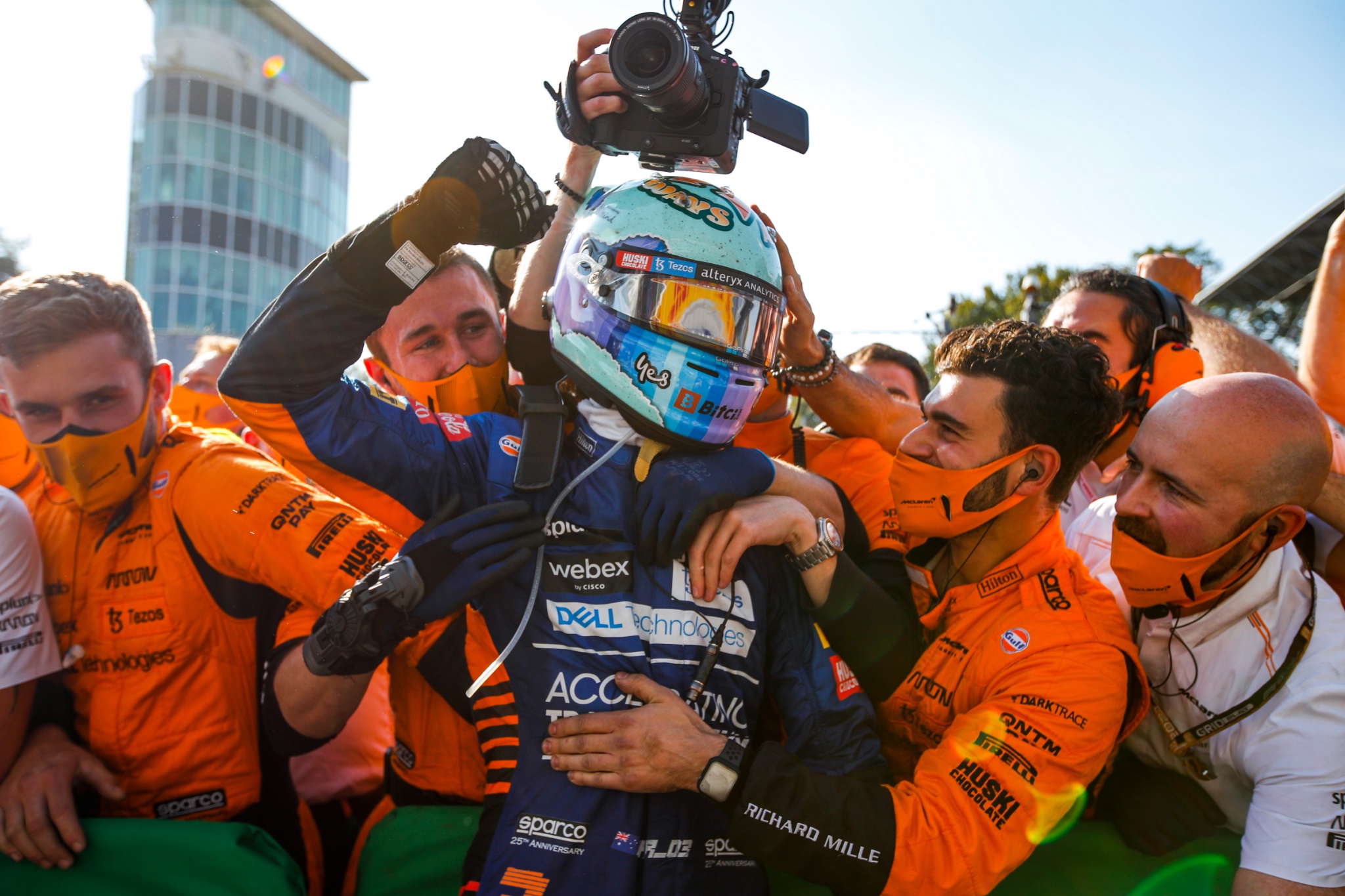 Pemenang lomba Daniel Ricciardo (AUS) McLaren merayakannya bersama tim di parc ferme.