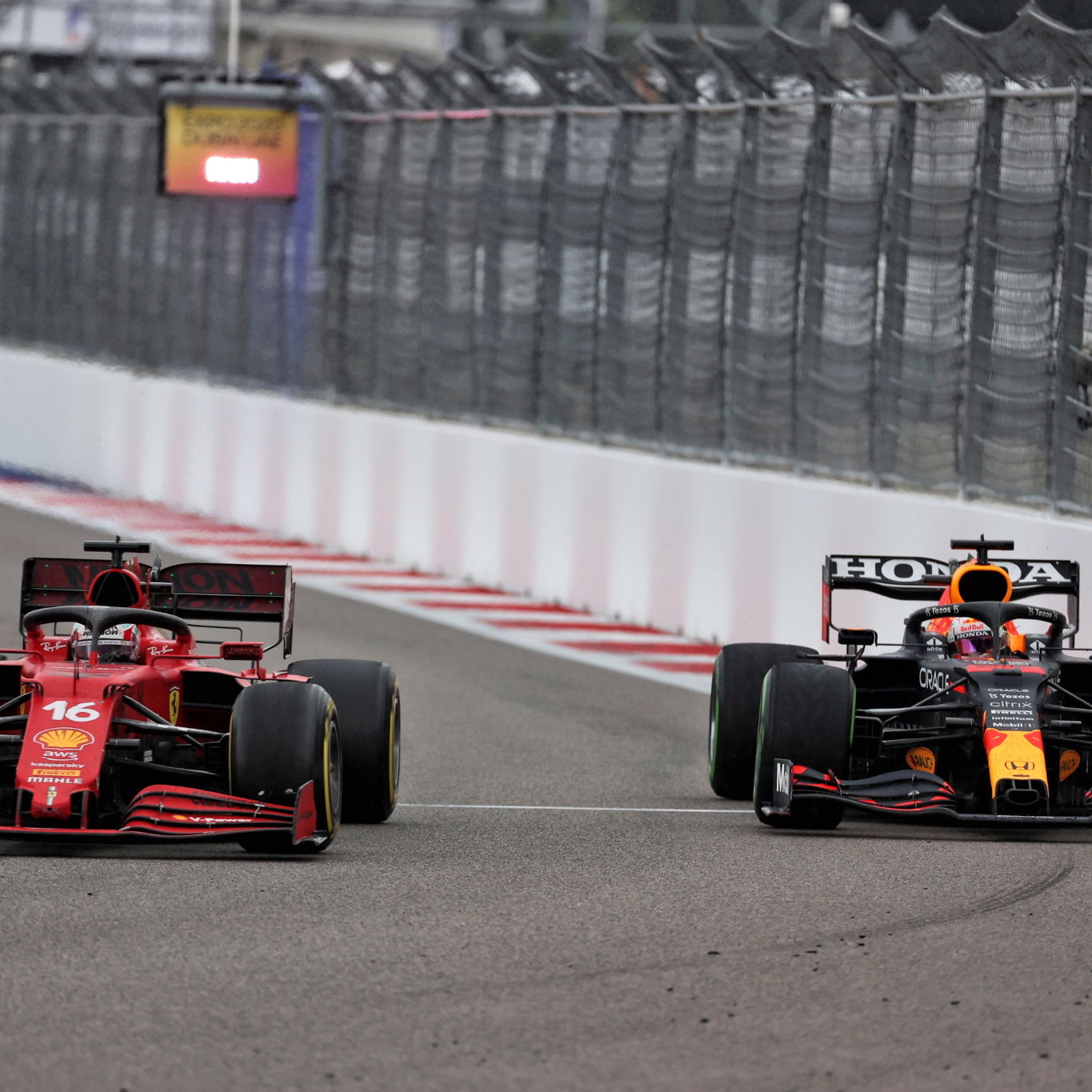 Charles Leclerc (MON) Ferrari SF-21 and Max Verstappen (NLD) Red Bull Racing RB16B battle for position.