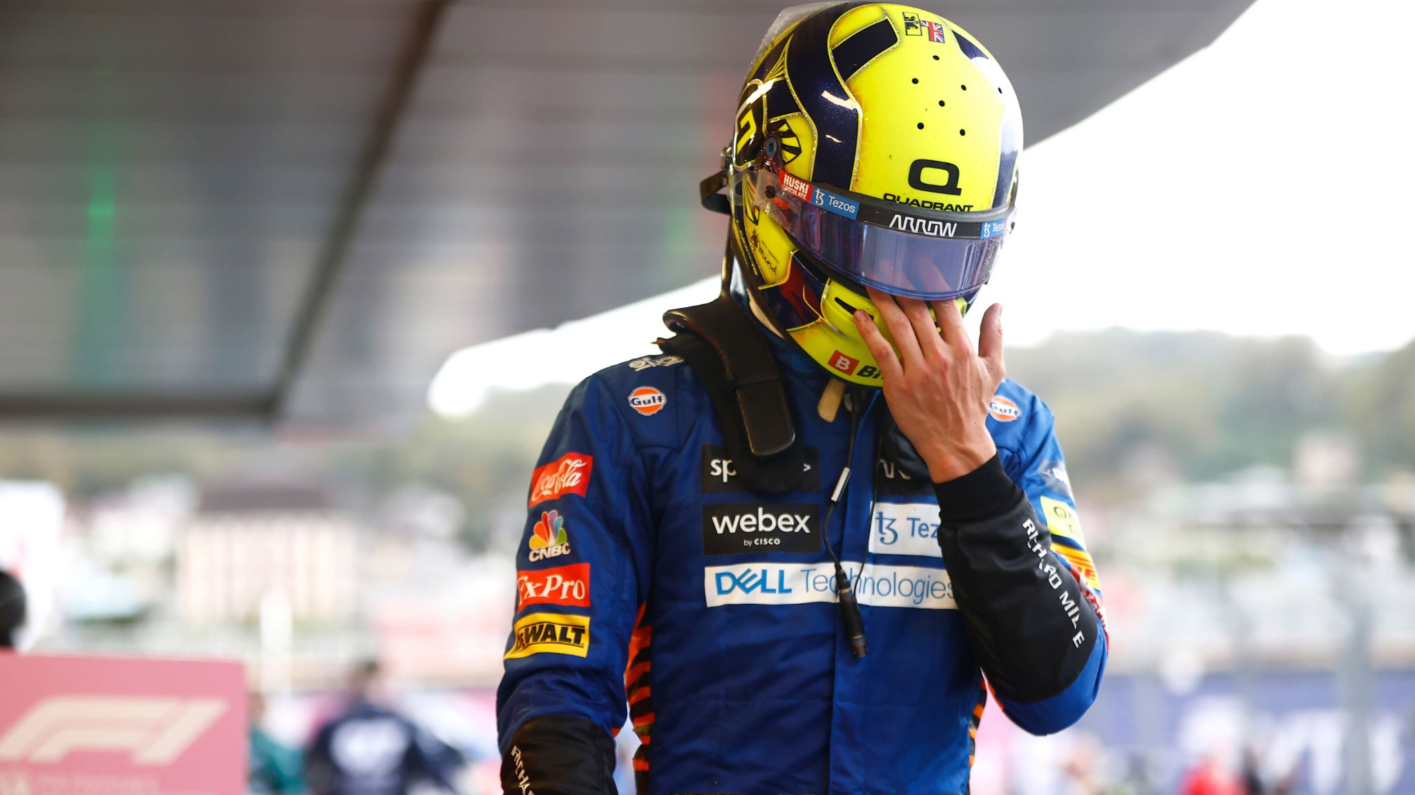Lando Norris (GBR) McLaren in parc ferme.
