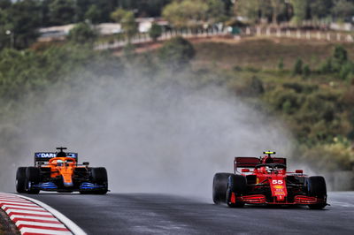 Carlos Sainz Jr (ESP) Ferrari SF-21 dan Daniel Ricciardo (AUS) McLaren MCL35M.