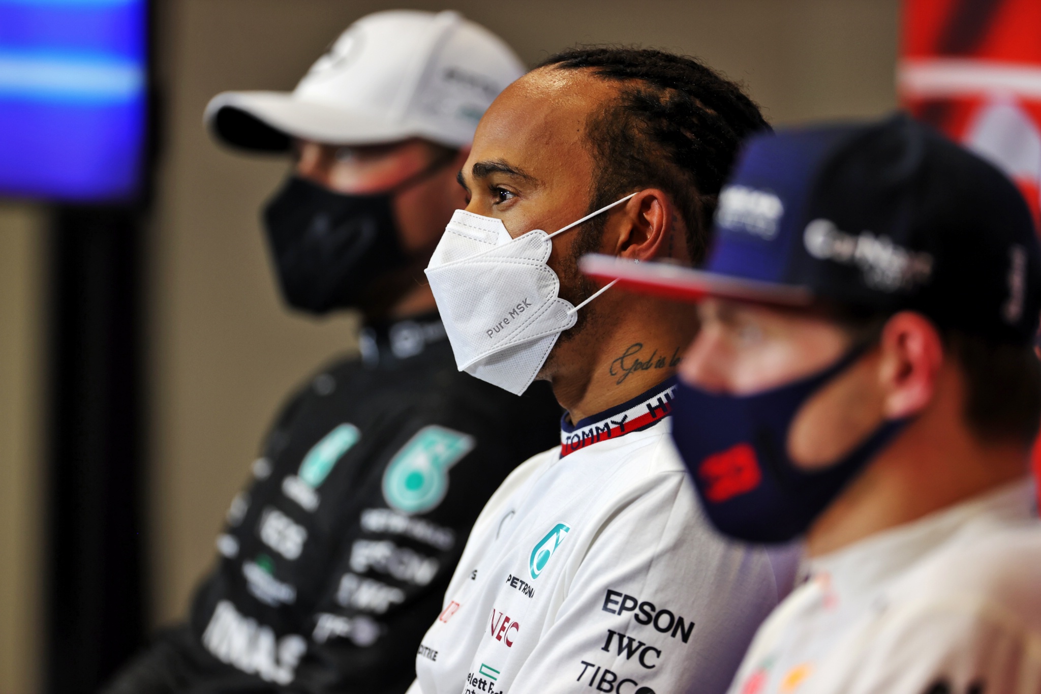 Lewis Hamilton (GBR) Mercedes AMG F1 dalam konferensi pers pasca kualifikasi FIA.