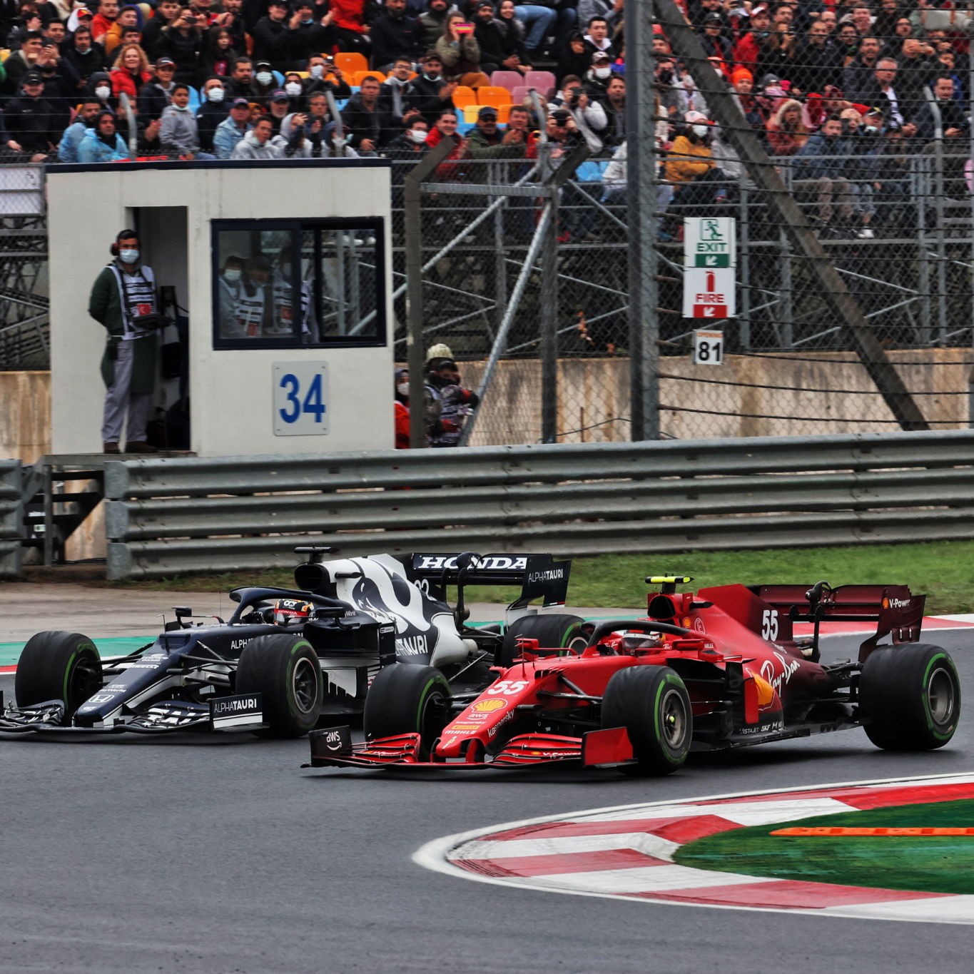 Carlos Sainz Jr (ESP) Ferrari SF-21 and Yuki Tsunoda (JPN) AlphaTauri AT02 battle for position.