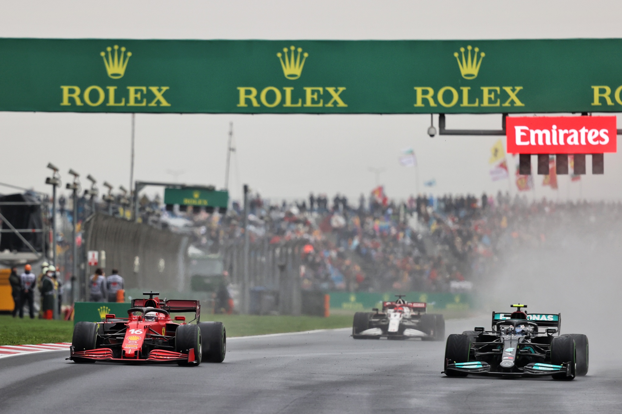 Charles Leclerc (MON) Ferrari SF-21 dan Valtteri Bottas (FIN) Mercedes AMG F1 W12 bertarung untuk memimpin balapan.
