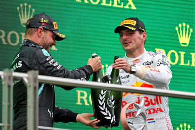 (L ke R): Pemenang balapan Valtteri Bottas (FIN) Mercedes AMG F1 merayakan di podium dengan juara kedua Max Verstappen (NLD) Red Bull Racing.