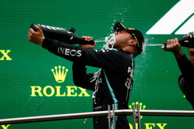 Pemenang balapan Valtteri Bottas (FIN) Mercedes AMG F1 merayakannya di podium.