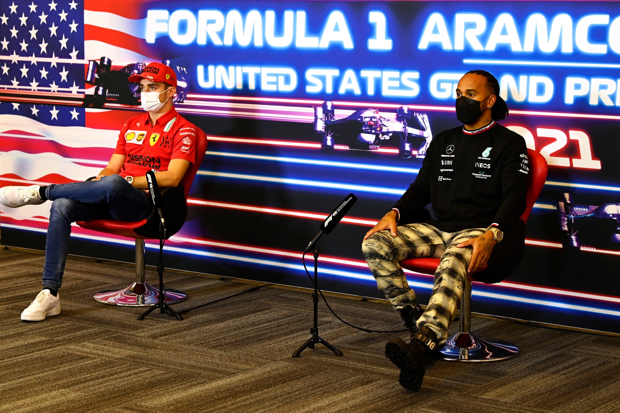 (L to R): Charles Leclerc (MON) Ferrari dan Lewis Hamilton (GBR) Mercedes AMG F1 dalam Konferensi Pers FIA.