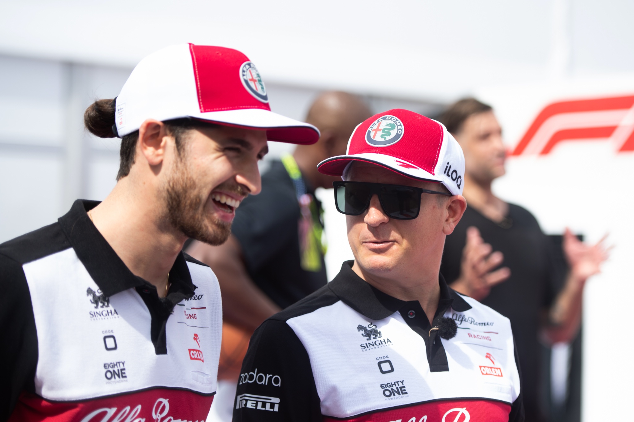 (L to R): Antonio Giovinazzi (ITA) Alfa Romeo Racing dengan rekan setimnya Kimi Raikkonen (FIN) Alfa Romeo Racing.