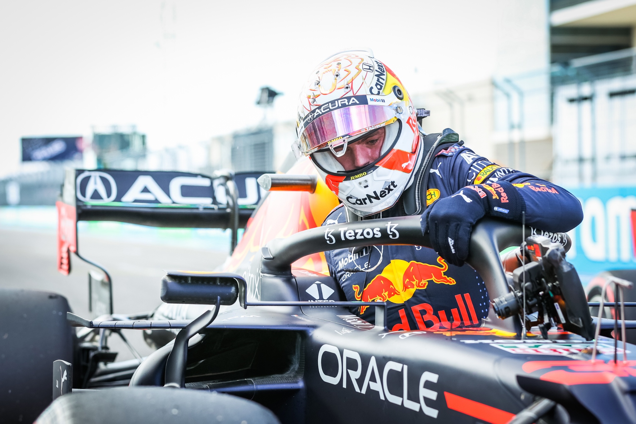 Pole sitter Max Verstappen (NLD) Red Bull Racing RB16B di parc ferme kualifikasi.