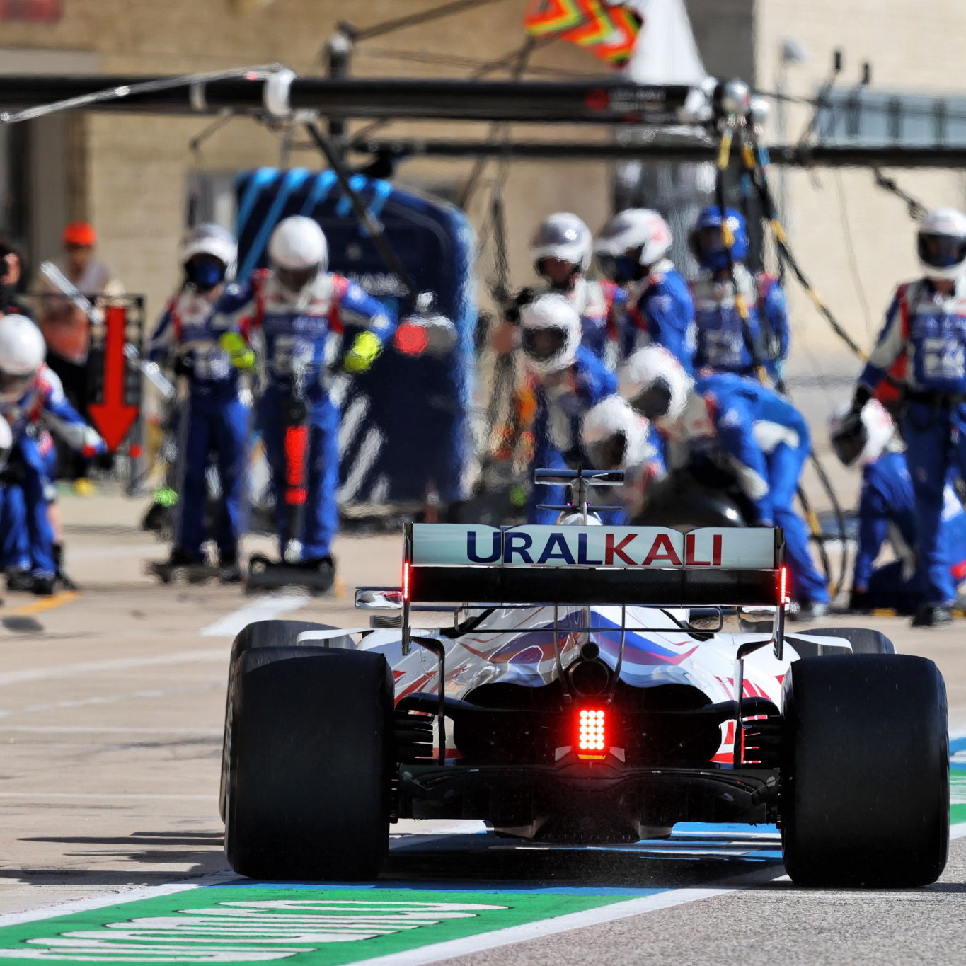 Nikita Mazepin (RUS) Haas F1 Team VF-21 makes a pit stop.