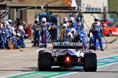 Nikita Mazepin (RUS) Haas F1 Team VF-21 makes a pit stop.