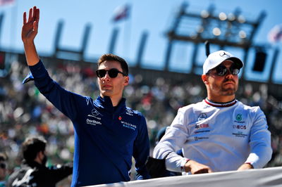 (L to R): George Russell (GBR) Williams Racing dan Valtteri Bottas (FIN) Mercedes AMG F1 di parade pembalap.