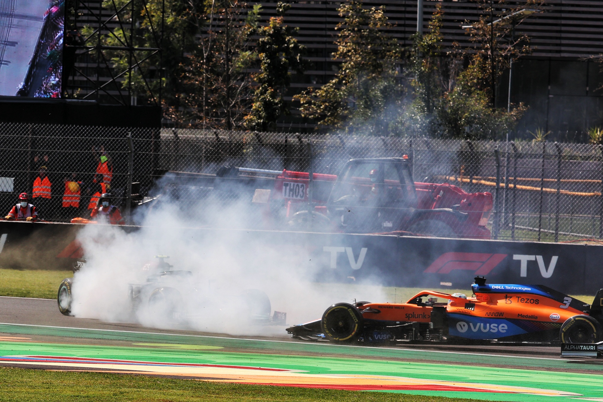 Valtteri Bottas (FIN) Mercedes AMG F1 W12 berputar setelah ditabrak Daniel Ricciardo (AUS) McLaren MCL35M di awal balapan.