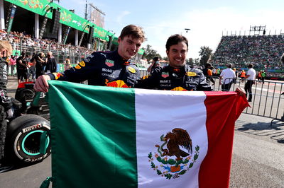 Max Verstappen (NLD) Red Bull Racing RB16B dan Sergio Perez (MEX) Red Bull Racing RB16B.