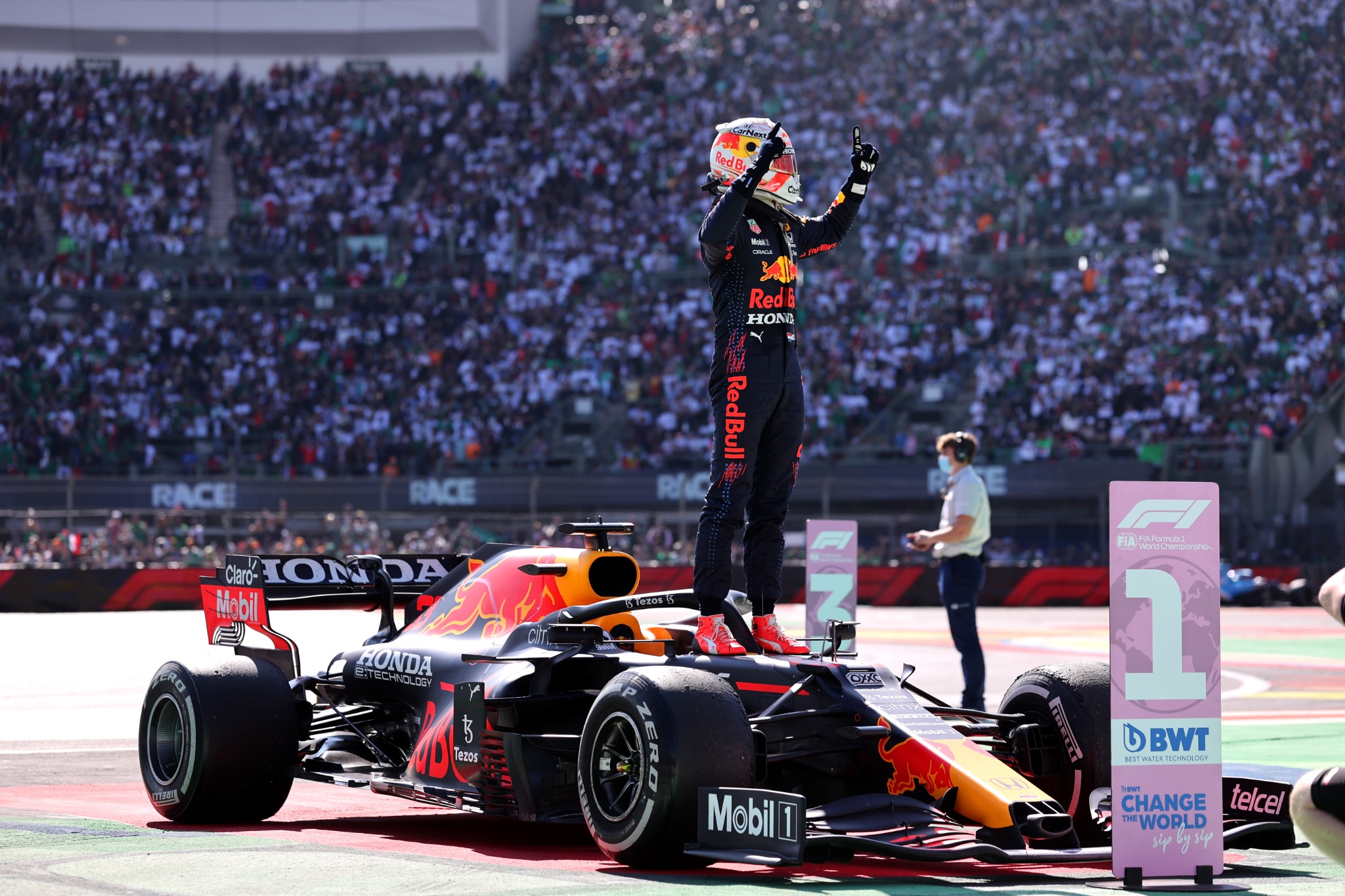 Juara 1 Max Verstappen (NLD) Red Bull Racing RB16B.