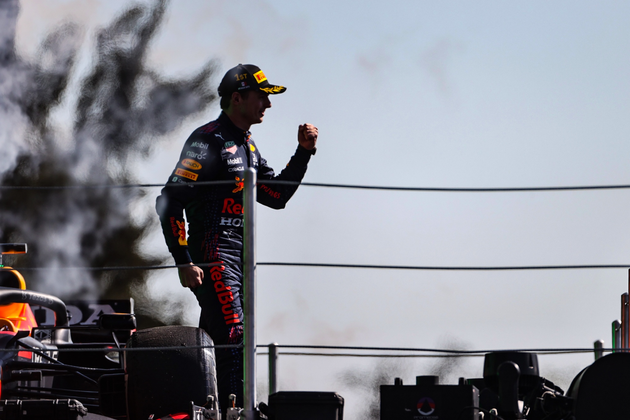 Pemenang balapan Max Verstappen (NLD) Red Bull Racing merayakannya di podium.