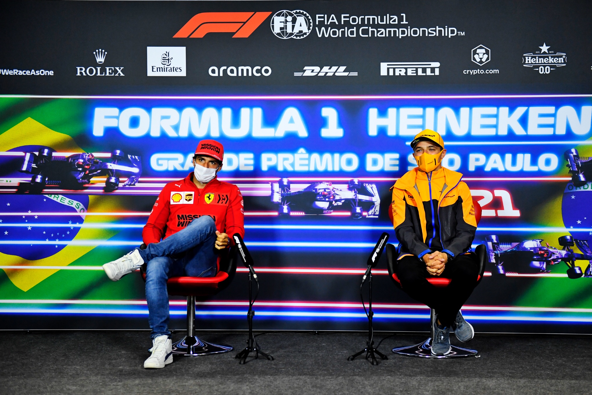 (Kiri ke Kanan): Carlos Sainz Jr (ESP) Ferrari dan Lando Norris (GBR) McLaren dalam Konferensi Pers FIA.