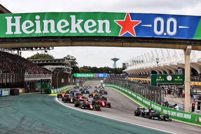 Valtteri Bottas (FIN) Mercedes AMG F1 W12 leads at the start.