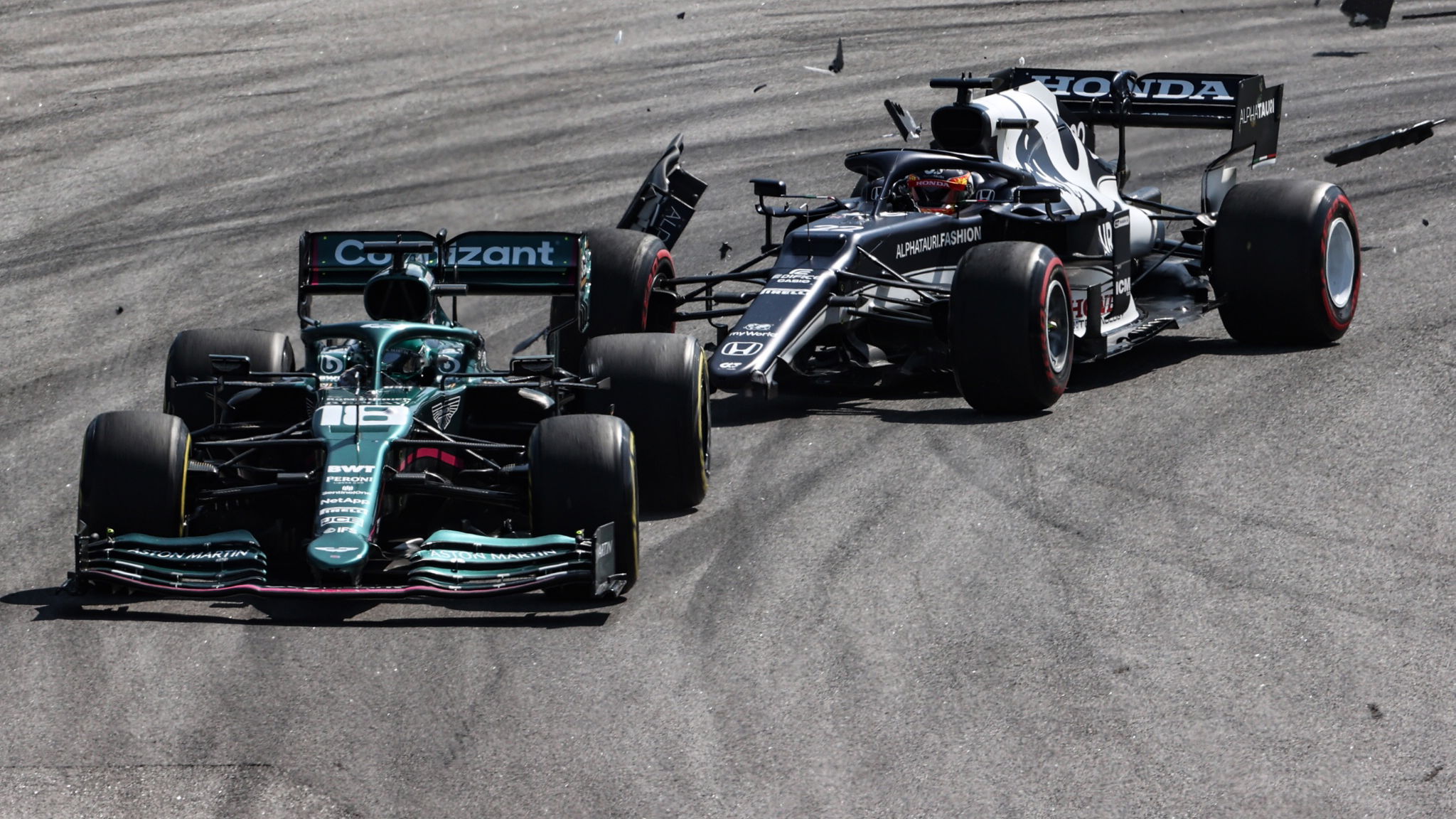 Lance Stroll (CDN) Aston Martin F1 Team AMR21 with Yuki Tsunoda (JPN) AlphaTauri AT02 who breaks his front wing.