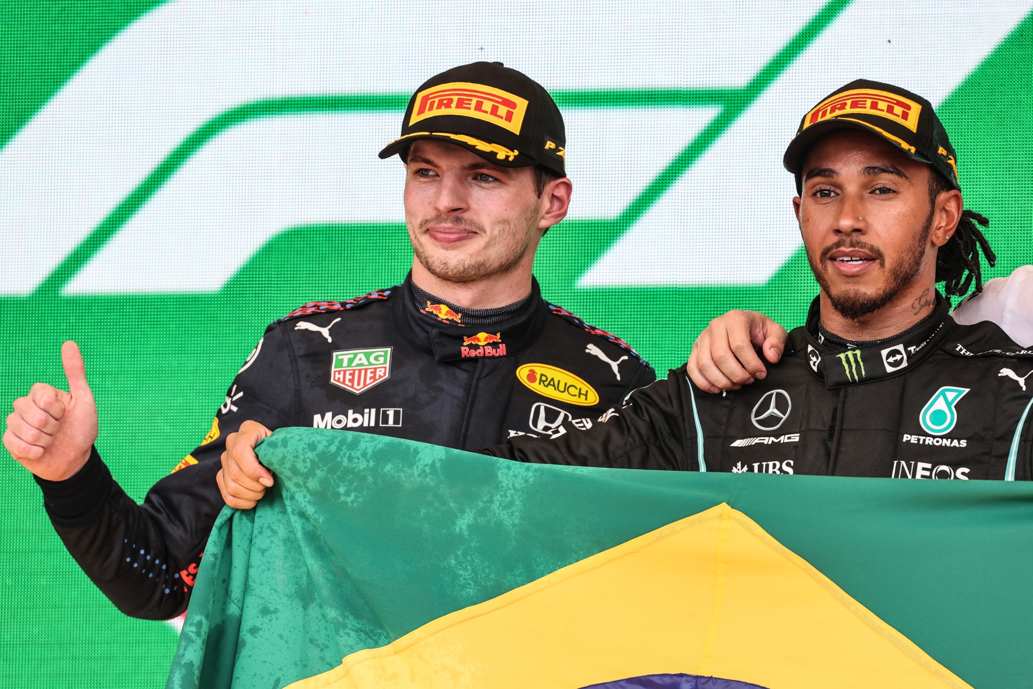 (L to R): Juara kedua Max Verstappen (NLD) Red Bull Racing merayakan di podium dengan pemenang balapan Lewis Hamilton (GBR) Mercedes AMG F1.