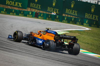 Lando Norris (GBR) McLaren MCL35M dengan tusukan di awal balapan.