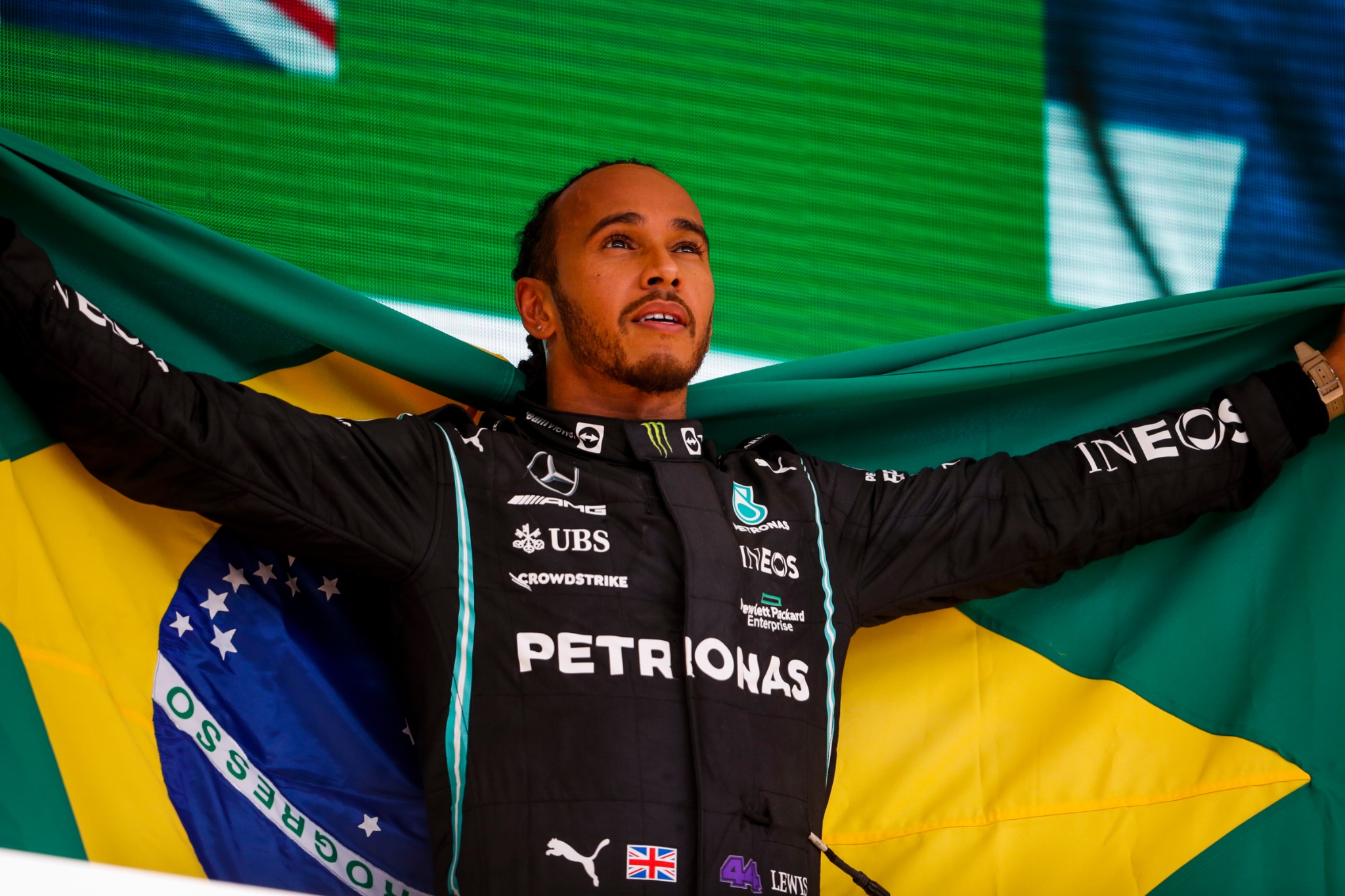 Pemenang balapan Lewis Hamilton (GBR) Mercedes AMG F1 merayakannya di podium.