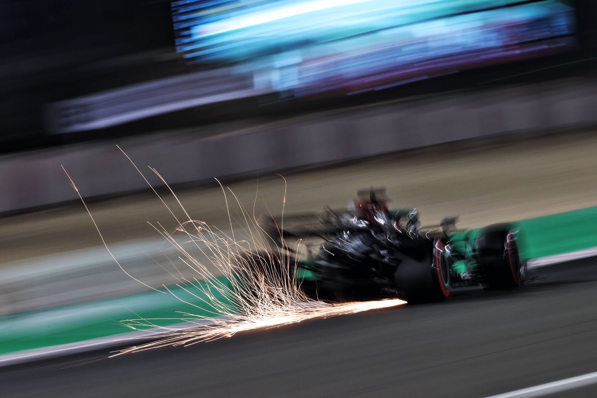 Lewis Hamilton (GBR) Mercedes AMG F1 W12 mengirimkan percikan api.