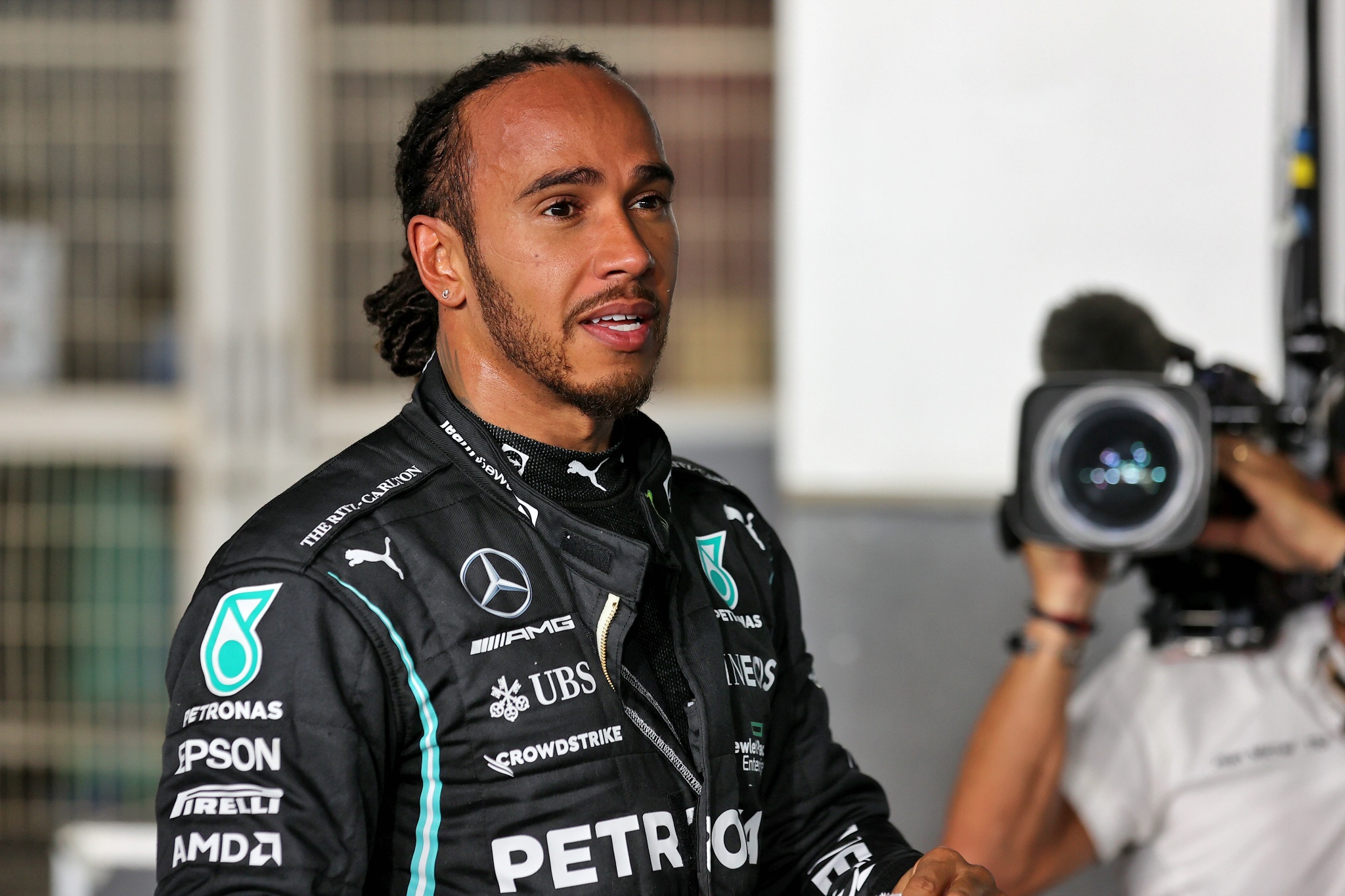 Pole sitter Lewis Hamilton (GBR) Mercedes AMG F1 di kualifikasi parc ferme.