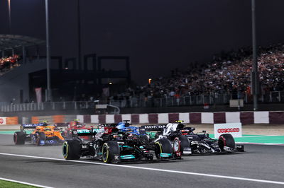 Lewis Hamilton (GBR) Mercedes AMG F1 W12 dan Pierre Gasly (FRA) AlphaTauri AT02 bertarung untuk memimpin di awal balapan.