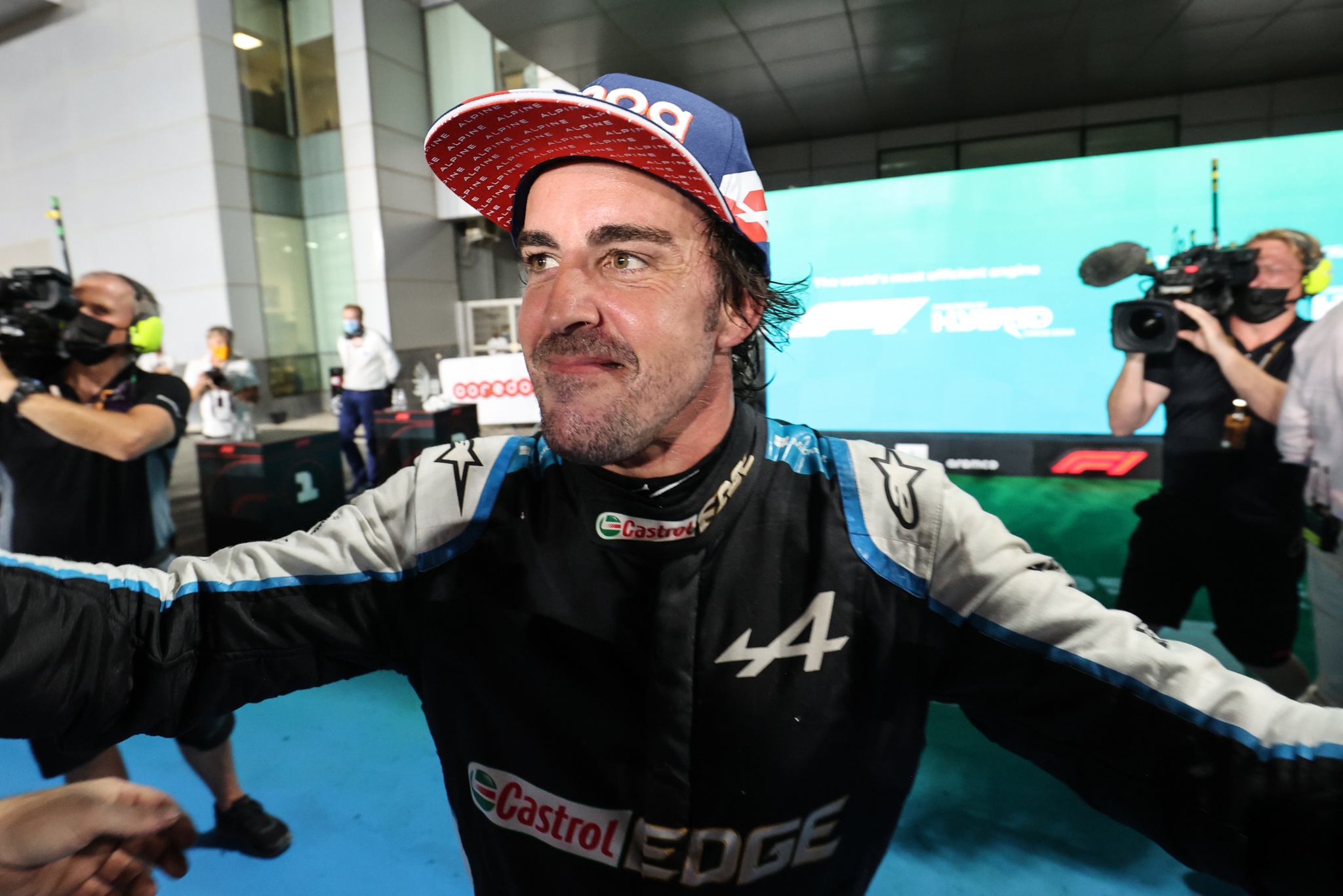 Fernando Alonso (ESP) Alpine F1 Team merayakan posisi keduanya bersama tim.