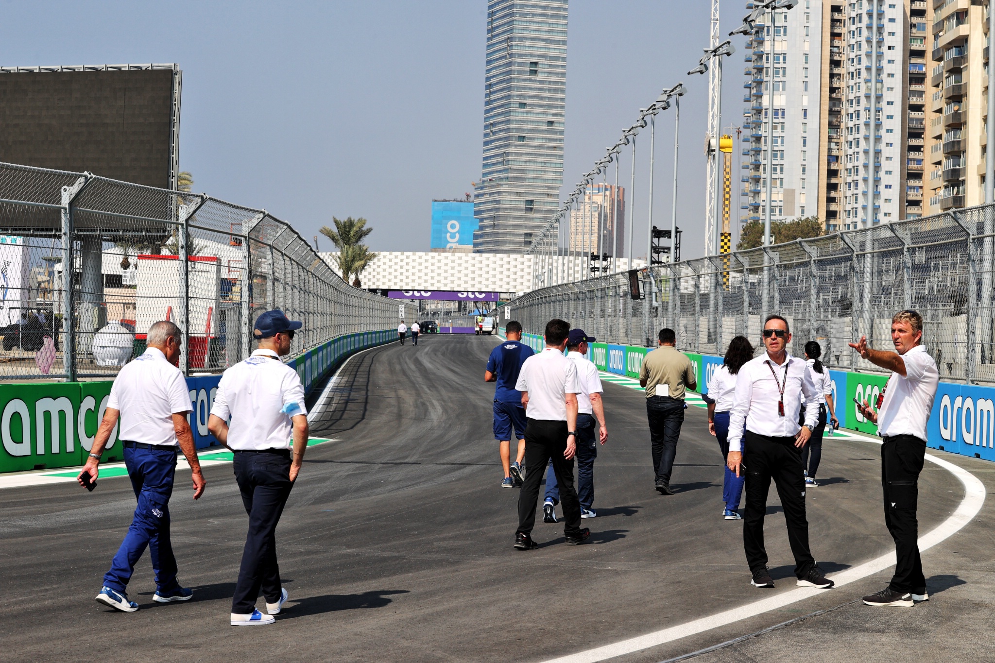 Michael Masi (AUS) FIA Race Director dan anggota FIA berjalan di sirkuit.