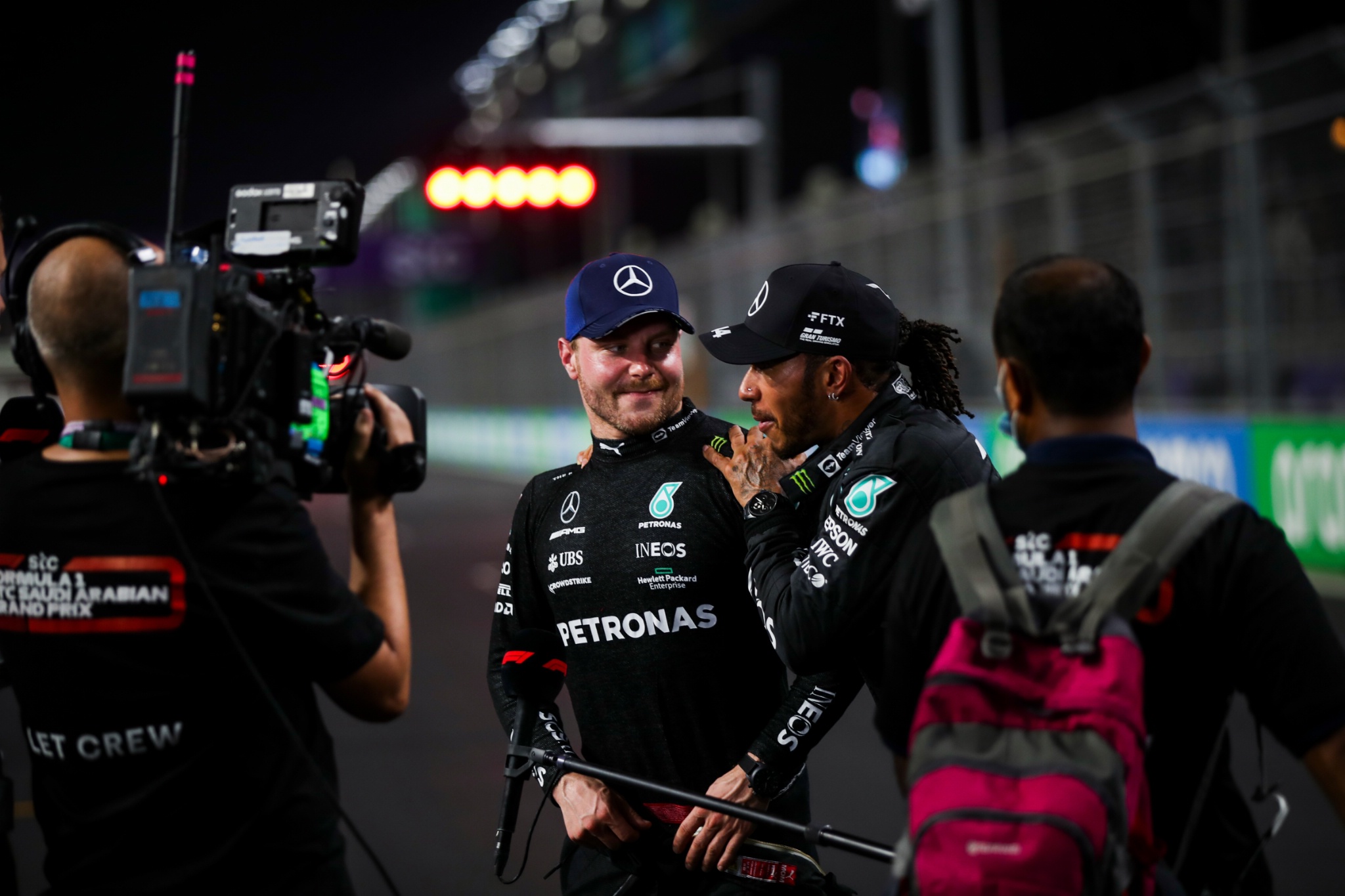 Lewis Hamilton (GBR) Mercedes AMG F1 (Kanan) merayakan pole position dengan rekan setimnya yang menempati posisi kedua Valtteri Bottas (FIN) Mercedes AMG F1 di babak kualifikasi.