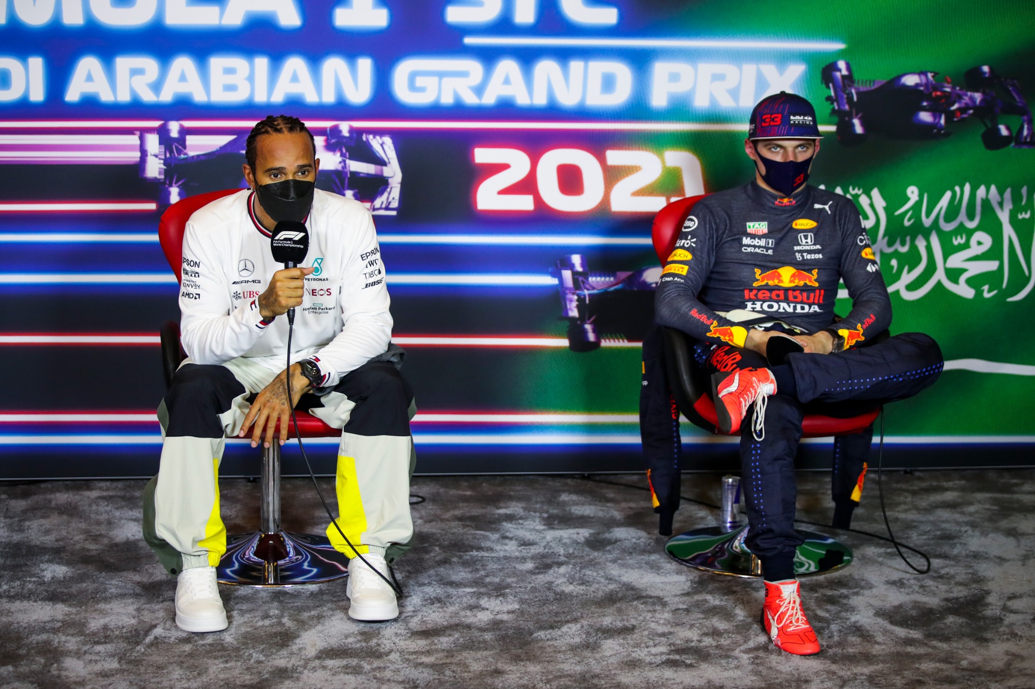 (L ke R): Lewis Hamilton (GBR) Mercedes AMG F1 dan Max Verstappen (NLD) Red Bull Racing di konferensi pers pasca kualifikasi FIA.