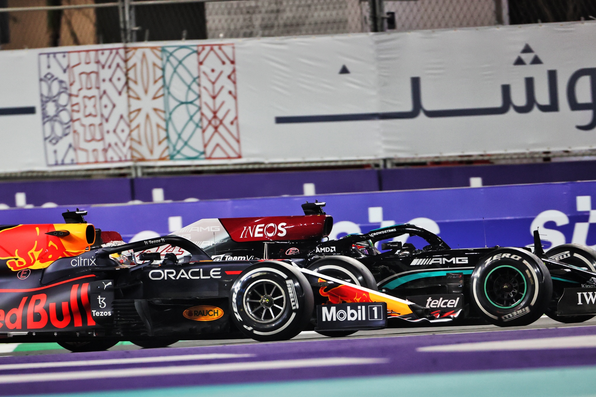 (L to R): Max Verstappen (NLD) Red Bull Racing RB16B and Lewis Hamilton (GBR) Mercedes AMG F1 W12 battle for the lead of the race at the first race restart.