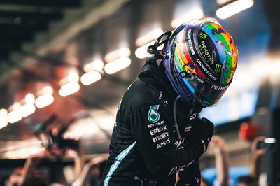 Pemenang balapan Lewis Hamilton (GBR) Mercedes AMG F1 merayakannya di parc ferme.