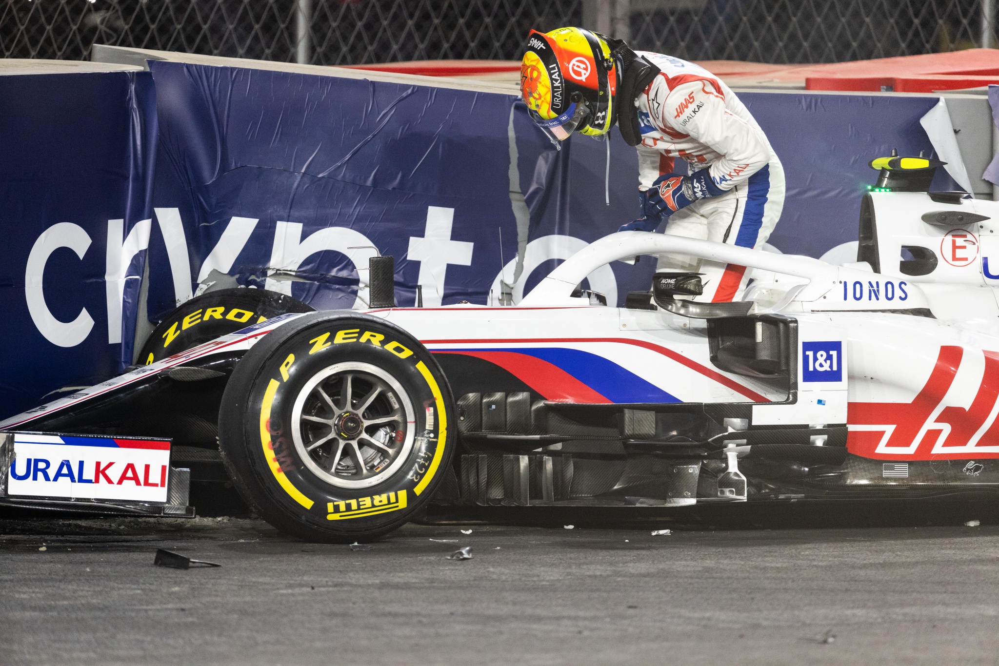 Mick Schumacher (GER) Haas VF-21 tersingkir dari balapan.