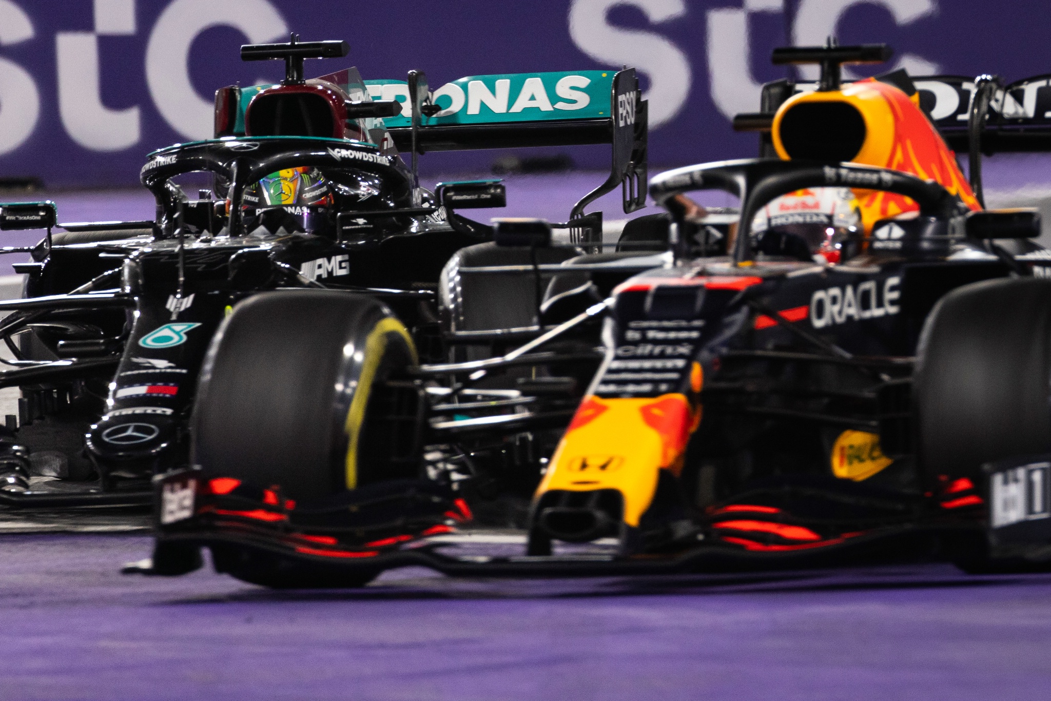 Max Verstappen (NLD) Red Bull Racing RB16B and Lewis Hamilton (GBR) Mercedes AMG F1 W12.