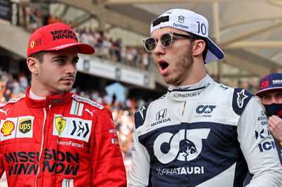 (Kiri ke Kanan): Charles Leclerc (MON) Ferrari dan Pierre Gasly (FRA) AlphaTauri di parade pengemudi.