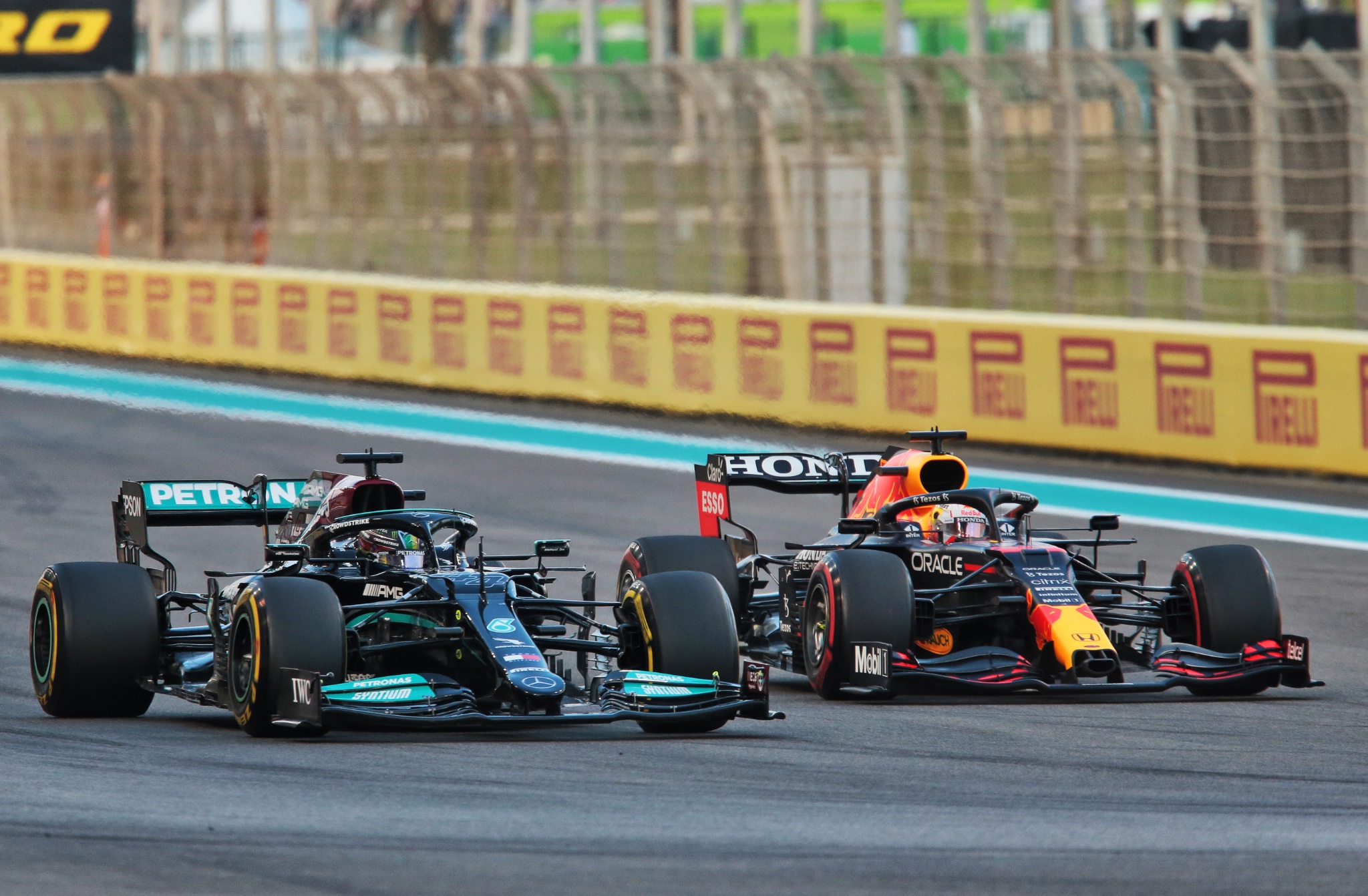 Lewis Hamilton (GBR) Mercedes AMG F1 W12 dan Max Verstappen (NLD) Red Bull Racing RB16B bertarung untuk memimpin di awal balapan.