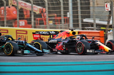 Lewis Hamilton (GBR) Mercedes AMG F1 W12 and Max Verstappen (NLD) Red Bull Racing RB16B battle for the lead at the start of the race.