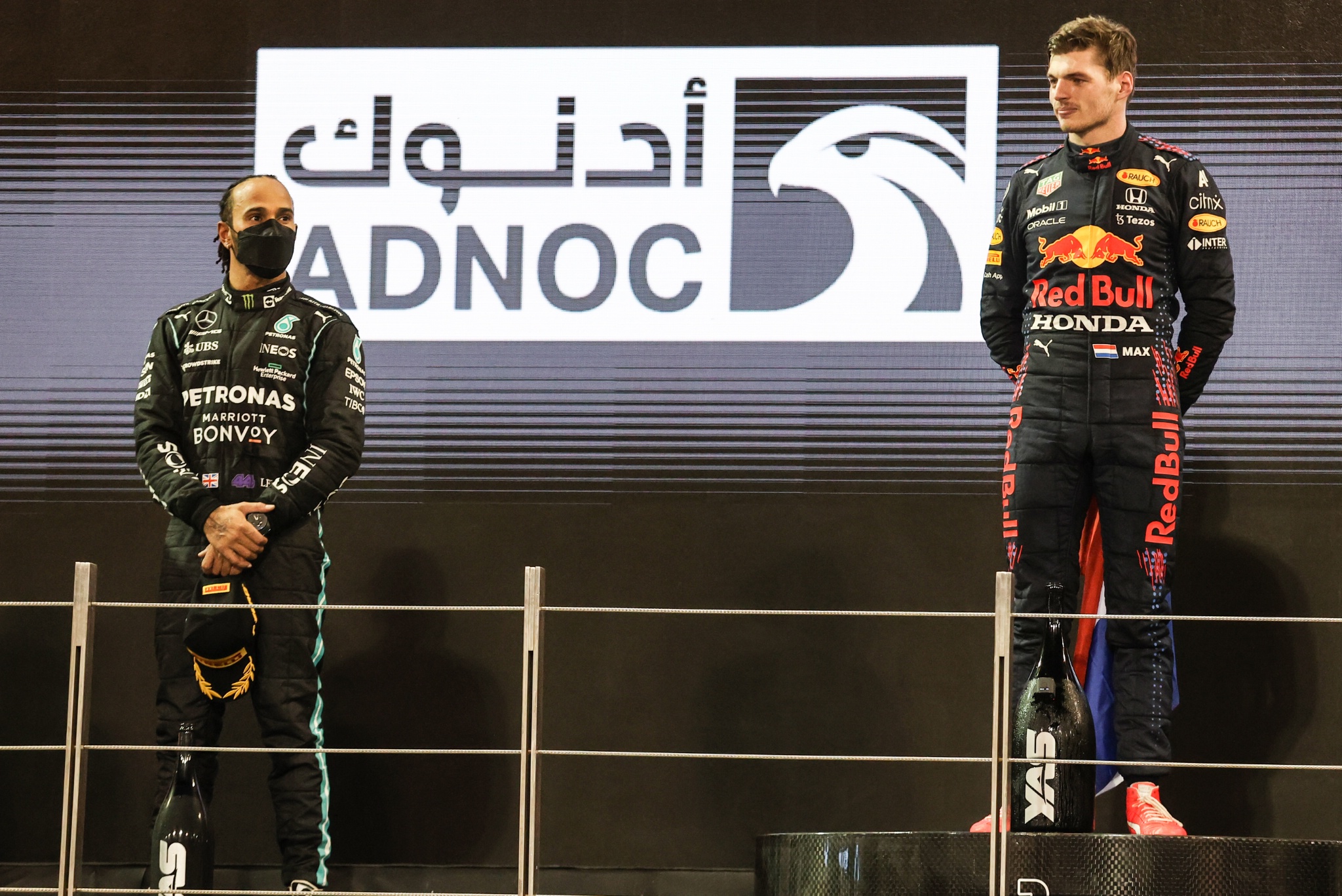 Lewis Hamilton (GBR), Mercedes AMG F1 dan Max Verstappen (NLD), Red Bull Racing 