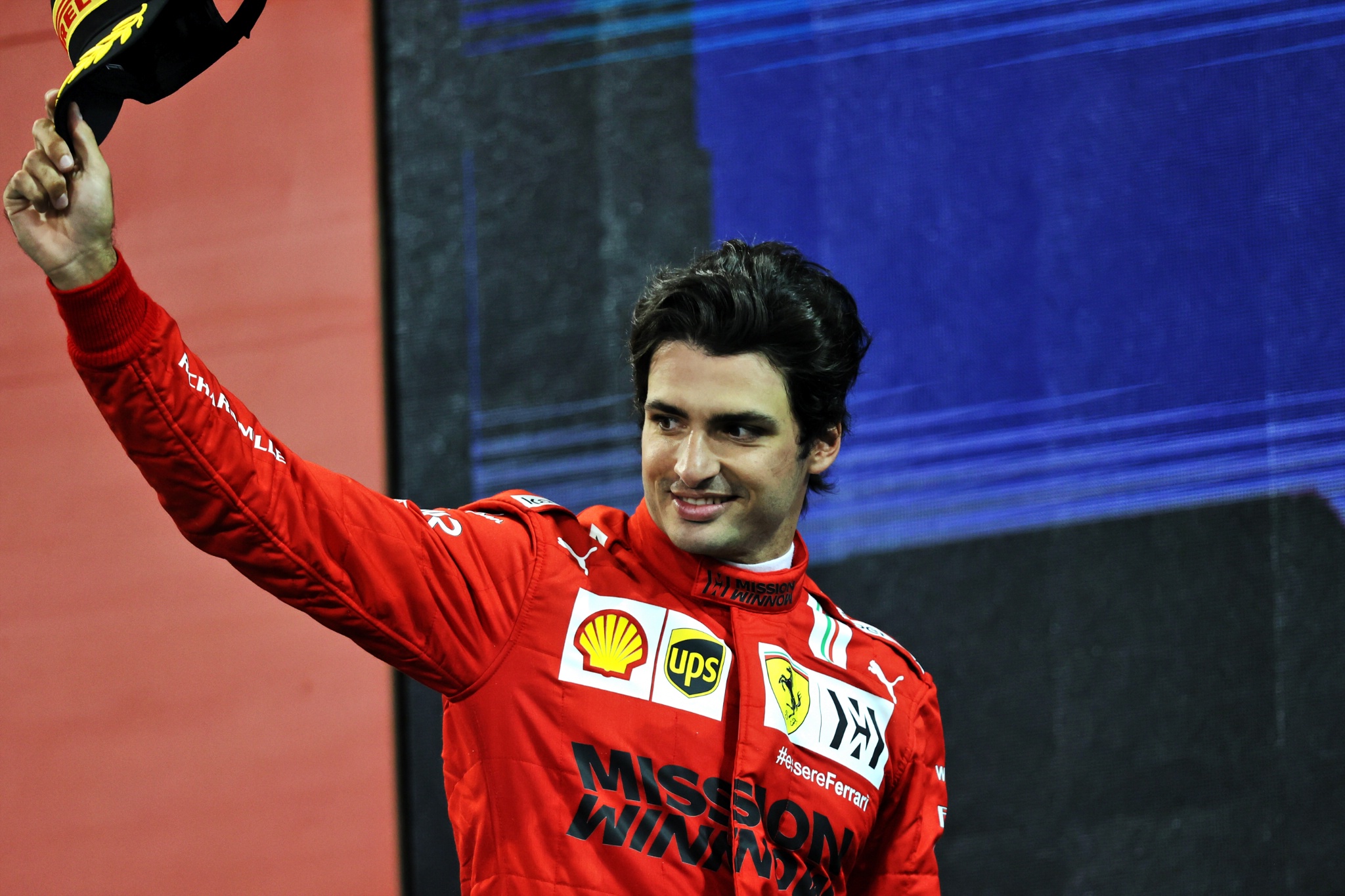 Carlos Sainz Jr (ESP) Ferrari merayakan posisi ketiganya di podium.