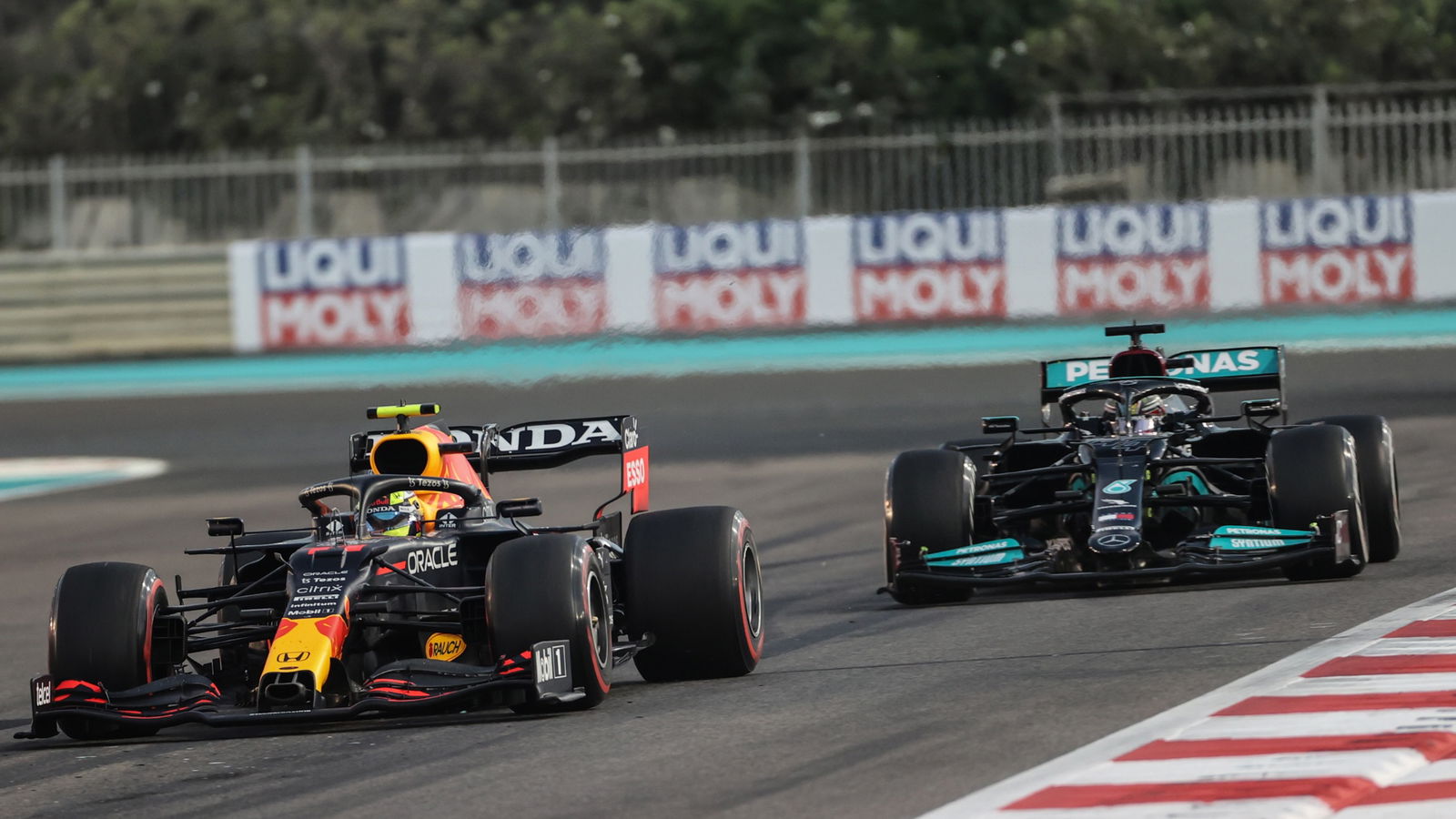 Sergio Perez (MEX), Red Bull Racing and Lewis Hamilton (GBR), Mercedes AMG F1 