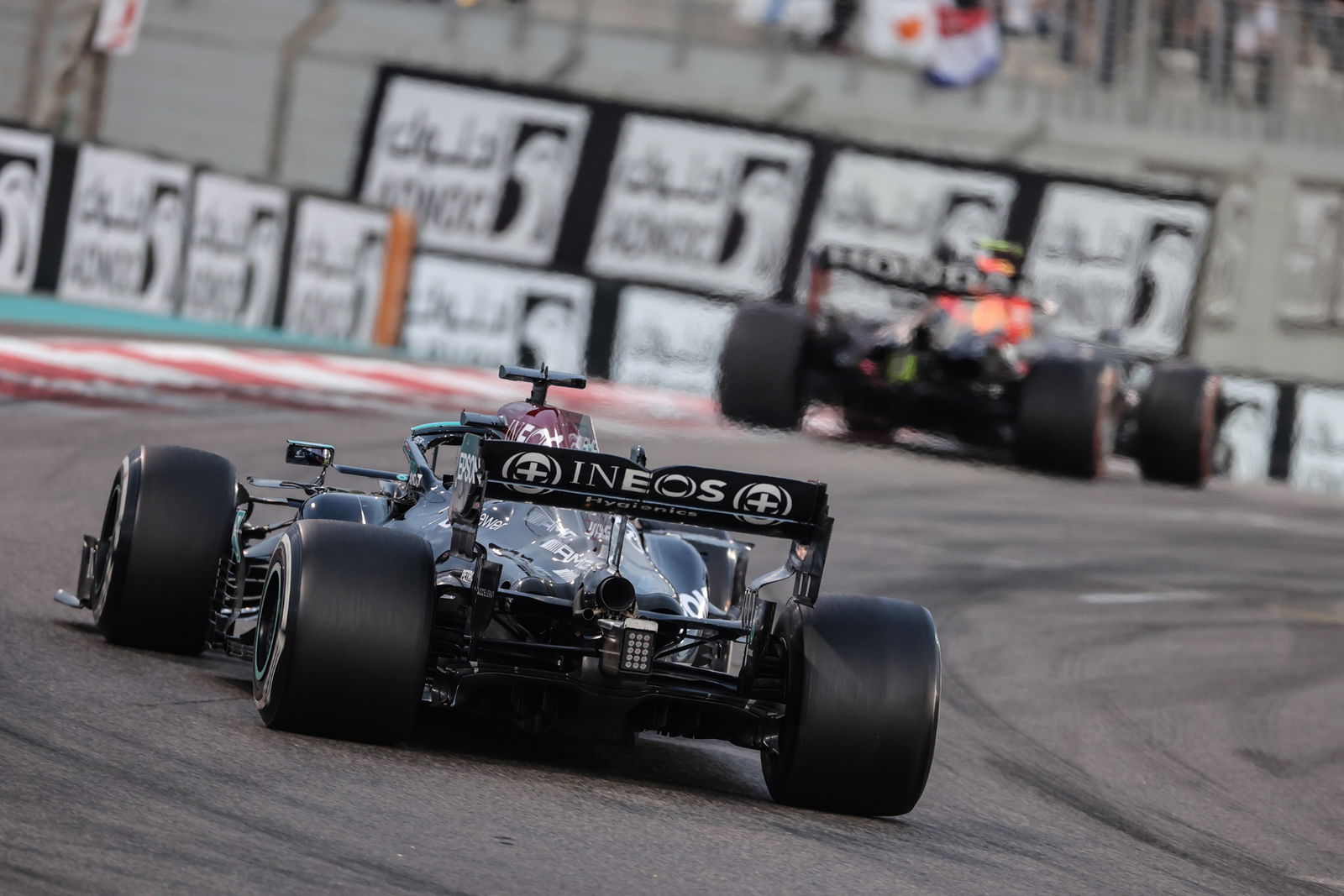 Lewis Hamilton (GBR), Mercedes AMG F1 dan Sergio Perez (MEX), Red Bull Racing 