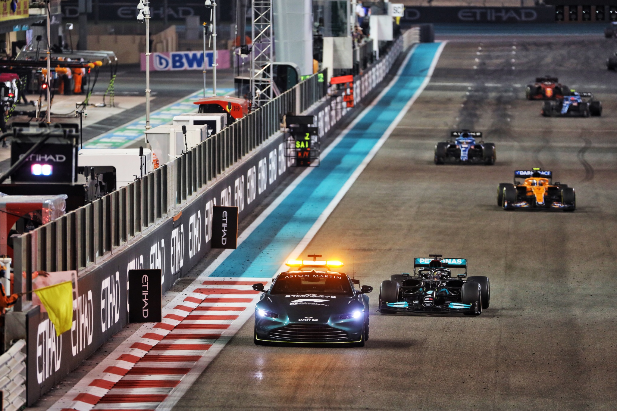 Lewis Hamilton (GBR) Mercedes AMG F1 W12 memimpin di belakang Aston Martin FIA Safety Car.