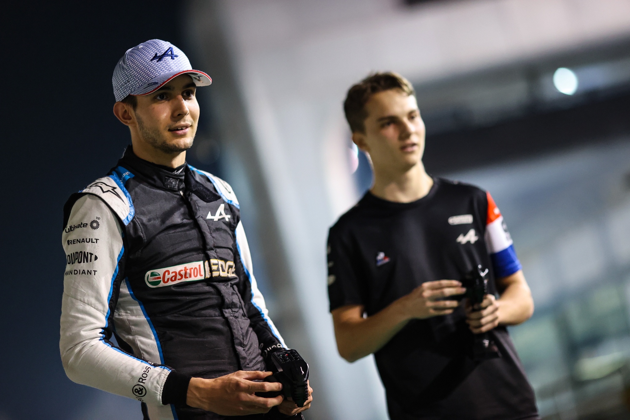 (L to R): Esteban Ocon (FRA) Alpine F1 Team dengan Oscar Piastri (AUS) Alpine F1 Team Academy Driver.